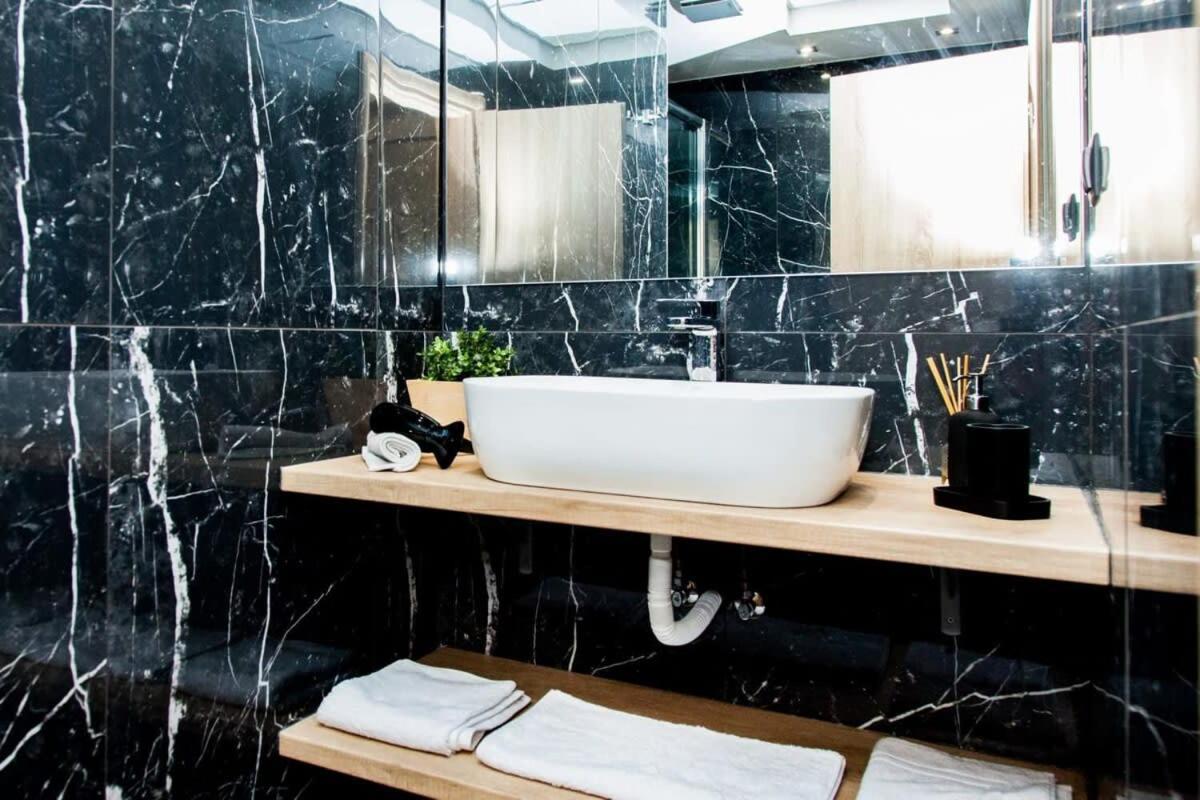 Contemporary And Chic Apartment In Central Atenas Exterior foto