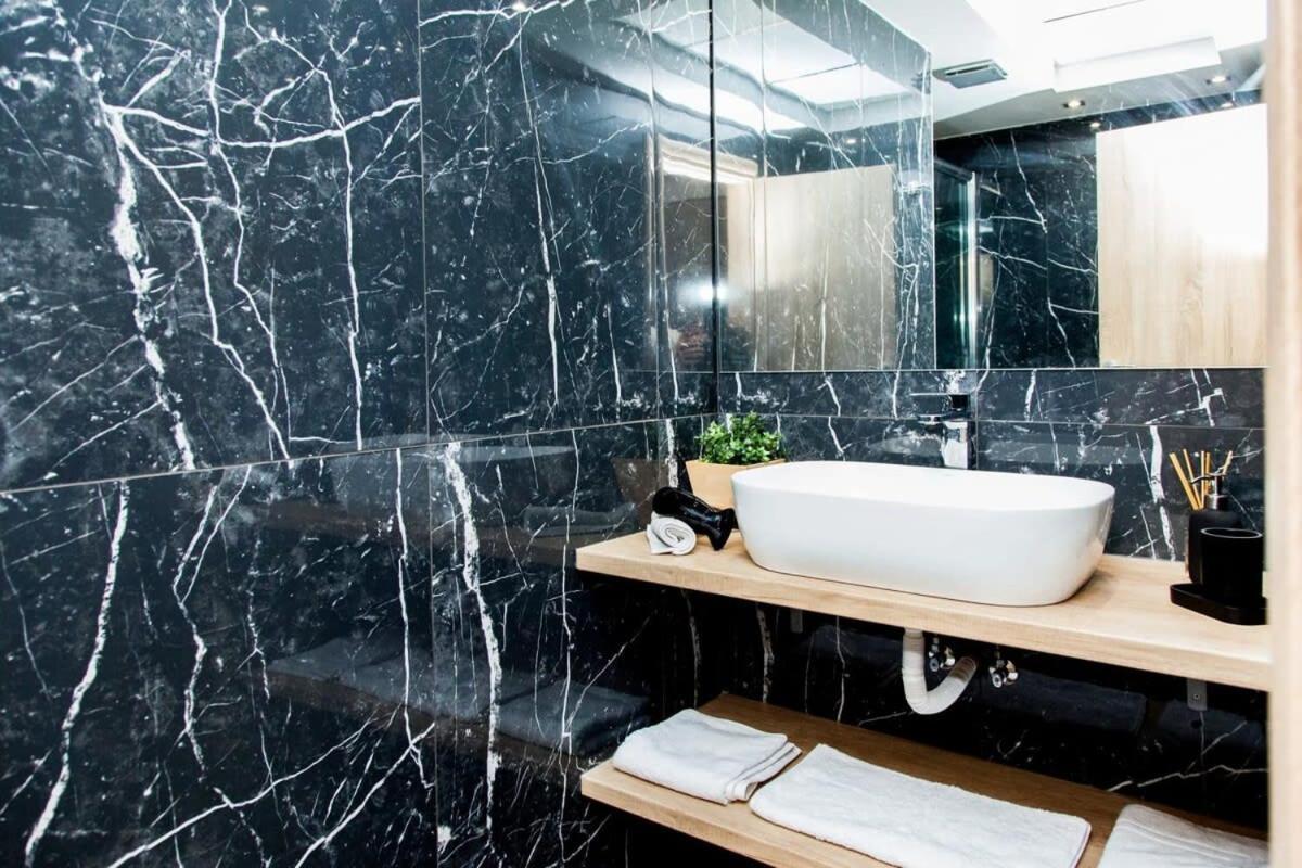 Contemporary And Chic Apartment In Central Atenas Exterior foto
